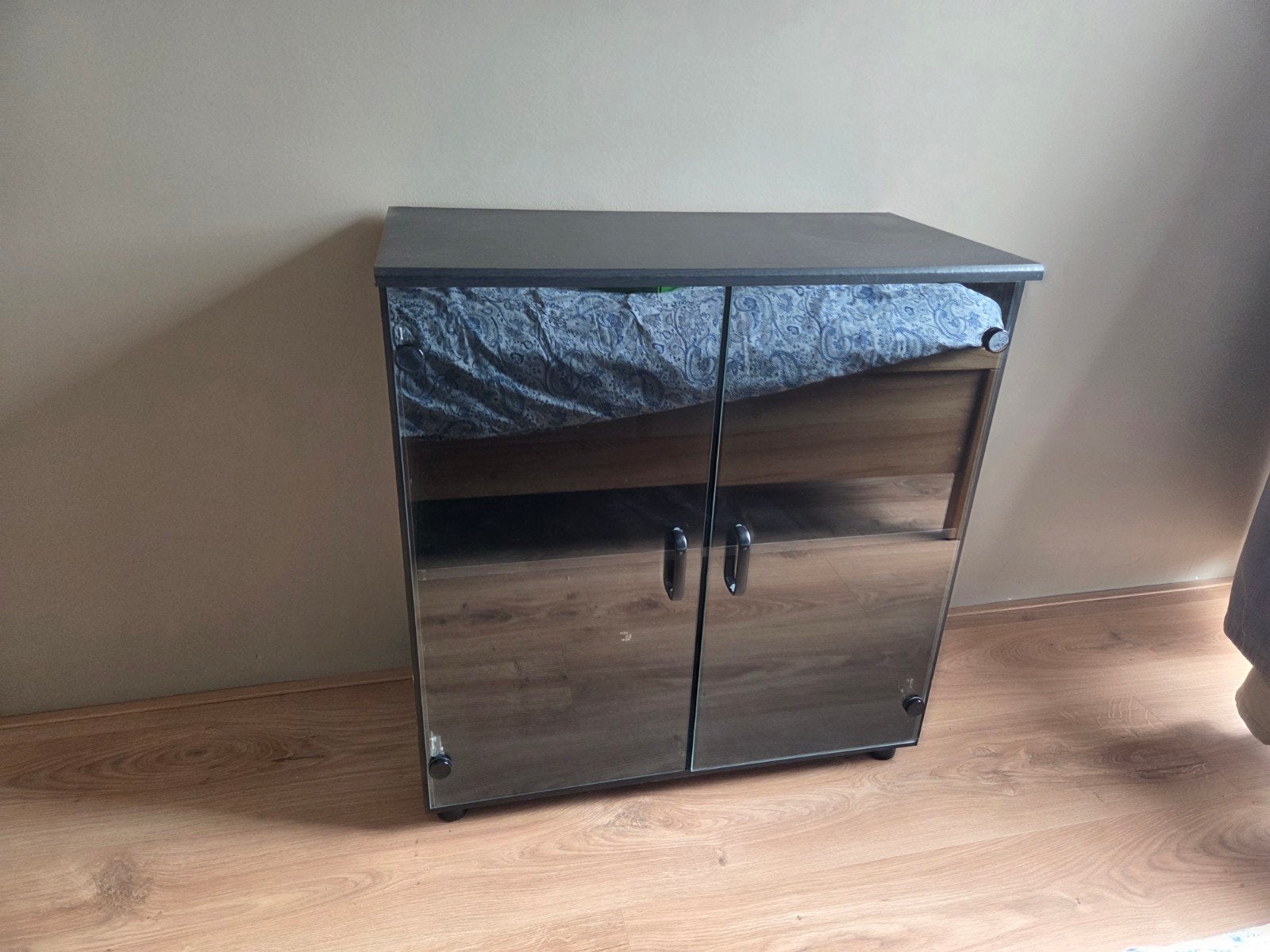 Kleine vitrinekast glazen deurtjes, zwart, 1 of 2 planken, Huis en Inrichting, Met plank(en), Glas, Zo goed als nieuw, Minder dan 100 cm