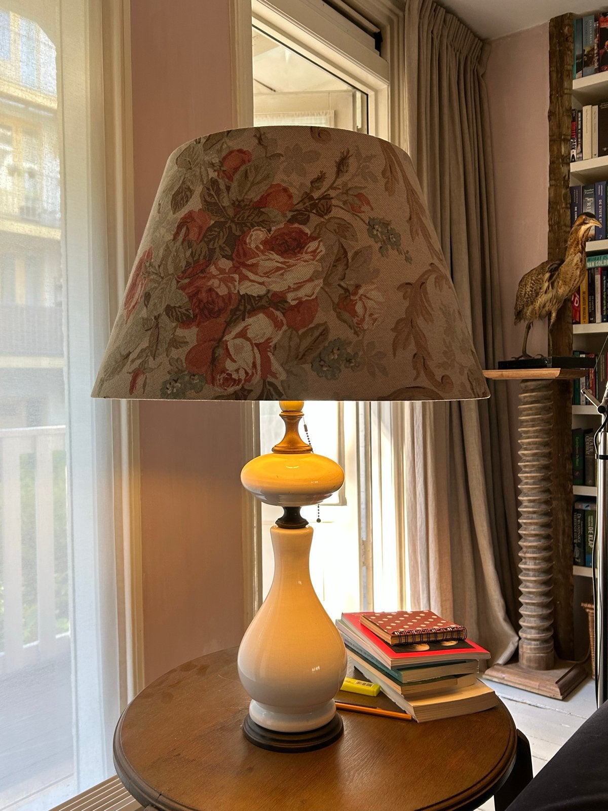 Vintage Tafellamp met Bloemige Kap Hoog 78 cm, Antiek en Kunst, Ophalen