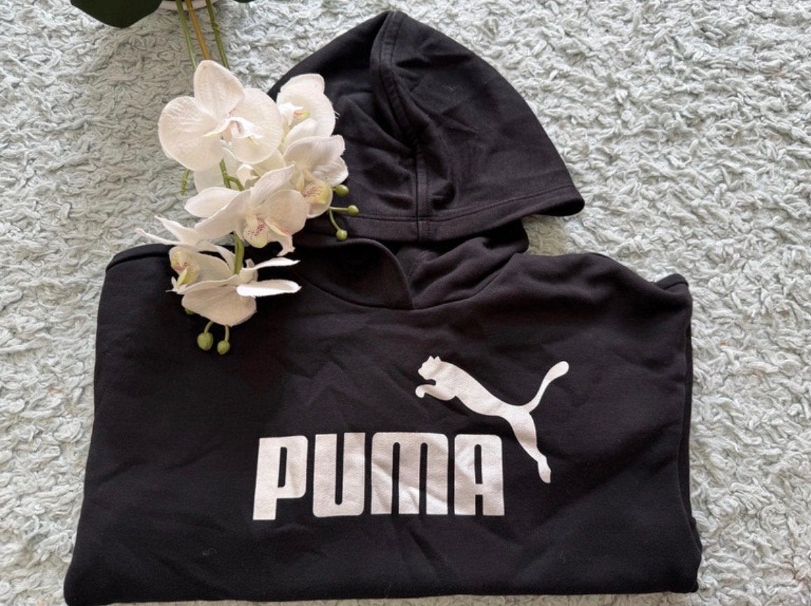 Als nieuw, zwarte hoodie met groot zilveren logo van Puma, Kinderen en Baby's, Kinderkleding | Maat 146, Ophalen of Verzenden