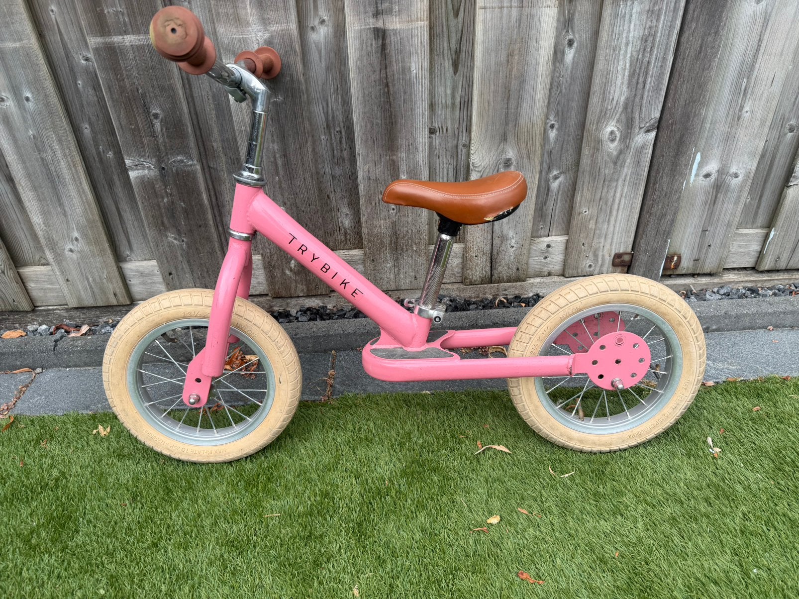 Foto 2 van Trybike loopfiets compleet met 3e wiel roze en grijs/blauw