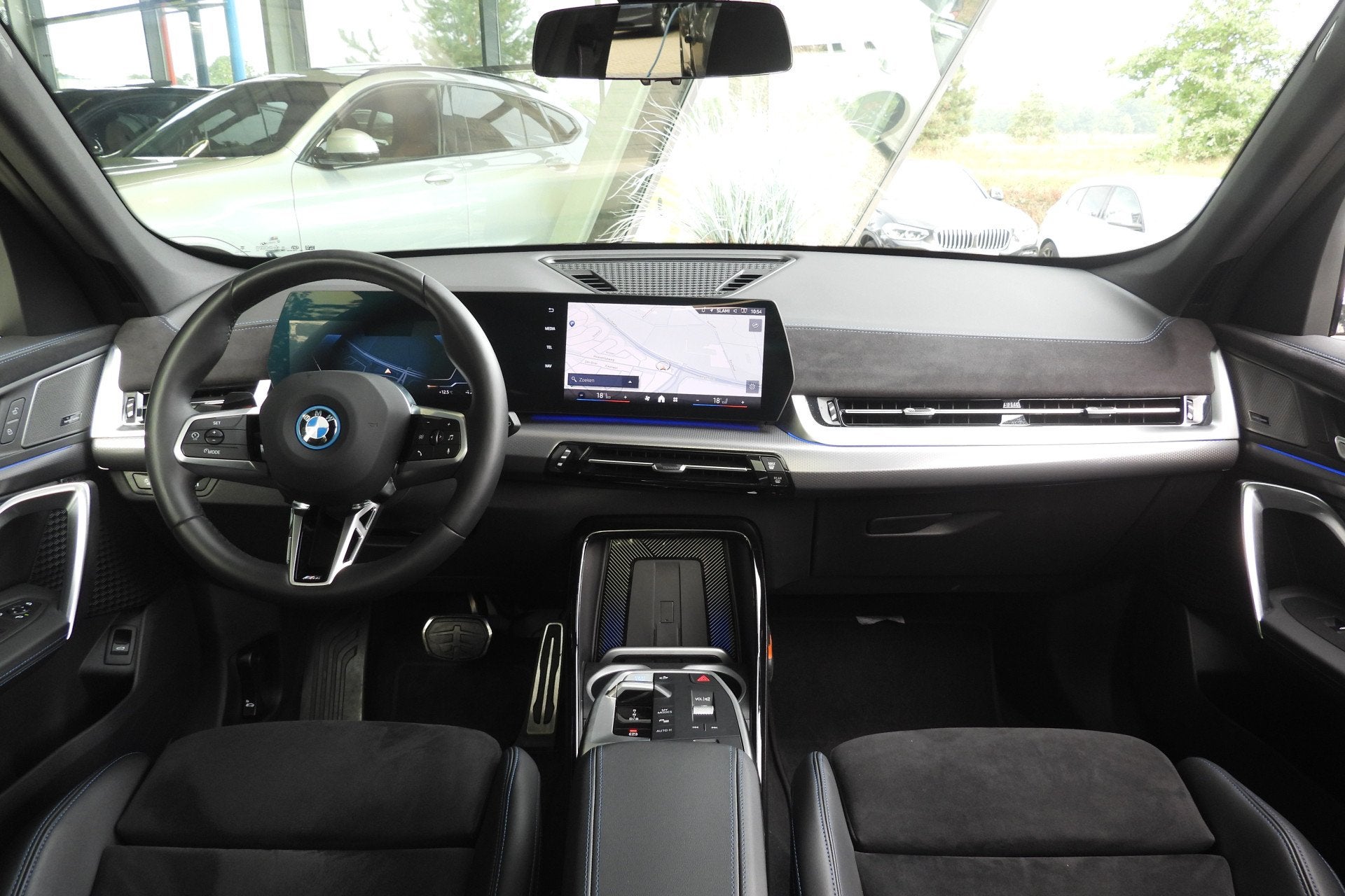 BMW iX1 xDrive30 M Sport / Panoramadak / Sportstoelen / Comf, Dealer onderhouden, Gebruikt, Zwart, Met garantie (alle)
