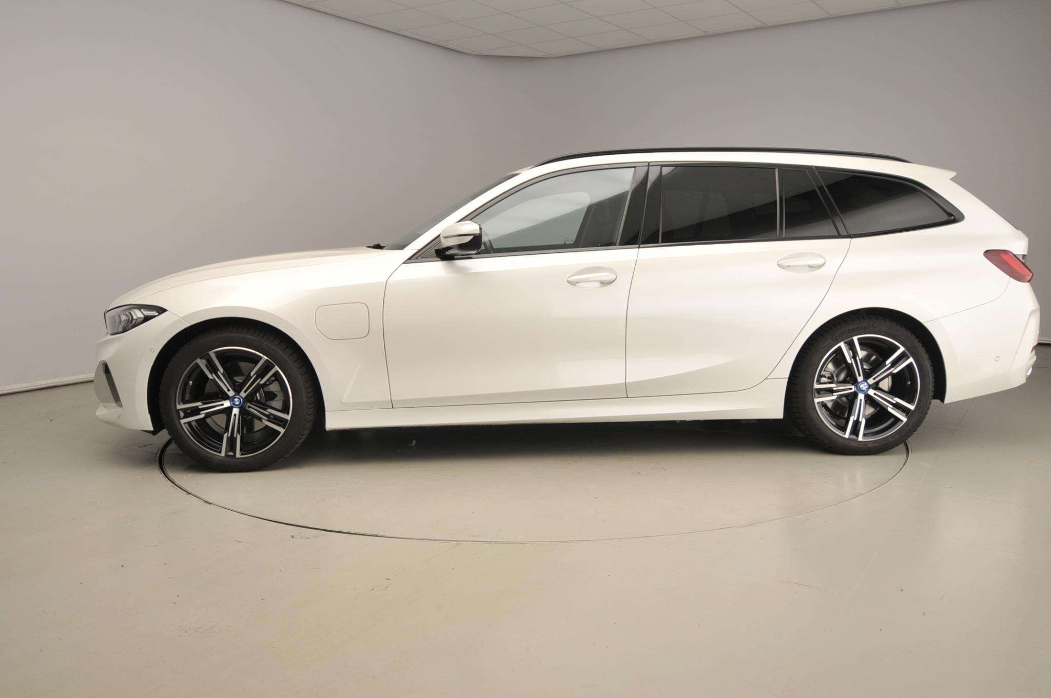 BMW 3 Serie Touring 320e | LED | Leder | Navigatie | Sportst, Gebruikt, 4 cilinders, Wit, 71 km/l