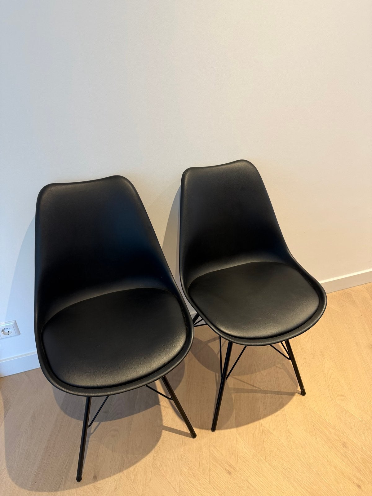 Twee zwarte stoelen., Ophalen, Zwart, Kunststof, Twee