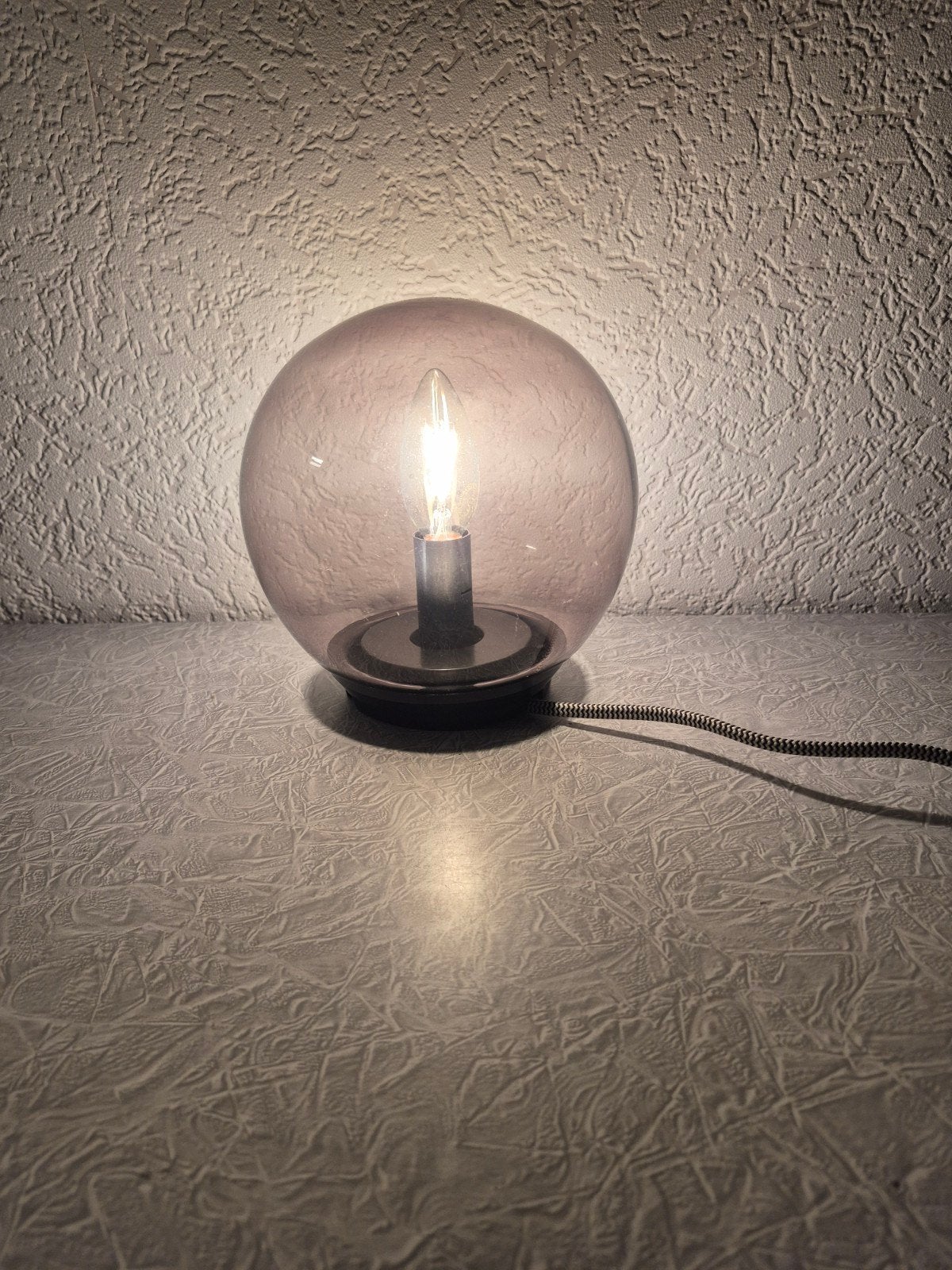 Moderne tafellamp met glazen bol  rookglas - Grijs/Zwart, Ophalen, Gebruikt, Inclusief lichtbron, E14 (klein)