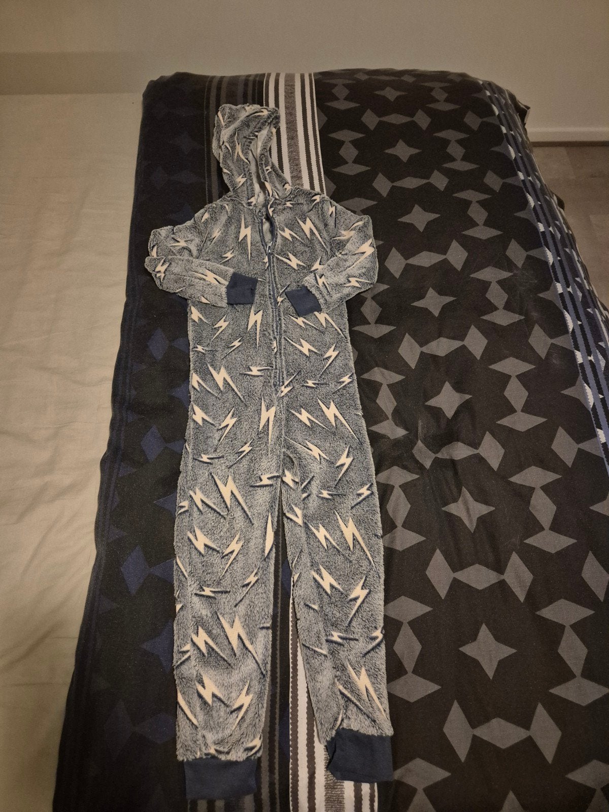 Fleece Onesie met Bliksemprint - Maat 110/116, Nacht- of Onderkleding, Jongen of Meisje, Ophalen of Verzenden, Zo goed als nieuw