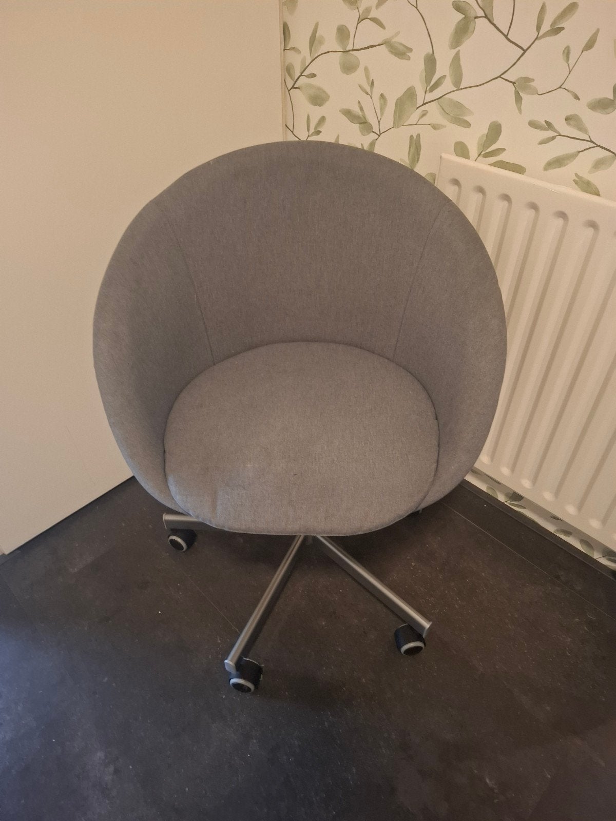 Grijze draaibare fauteuil op wielen, Ophalen, Modern, Comfortabel, Gebruikt, Metaal