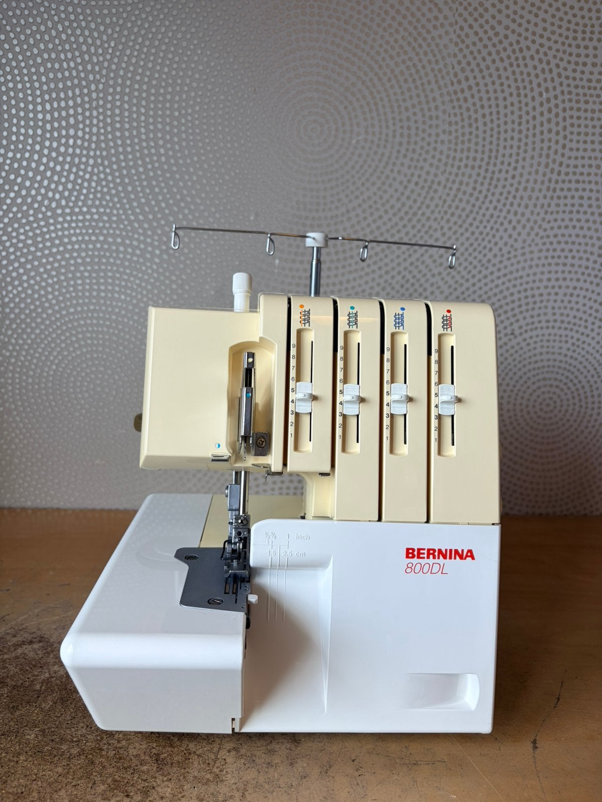 LOCKMACHINE BERNINA 800DL IN ZEER NETTE STAAT, Hobby en Vrije tijd, Ophalen of Verzenden, Zo goed als nieuw, Lockmachine, Bernina