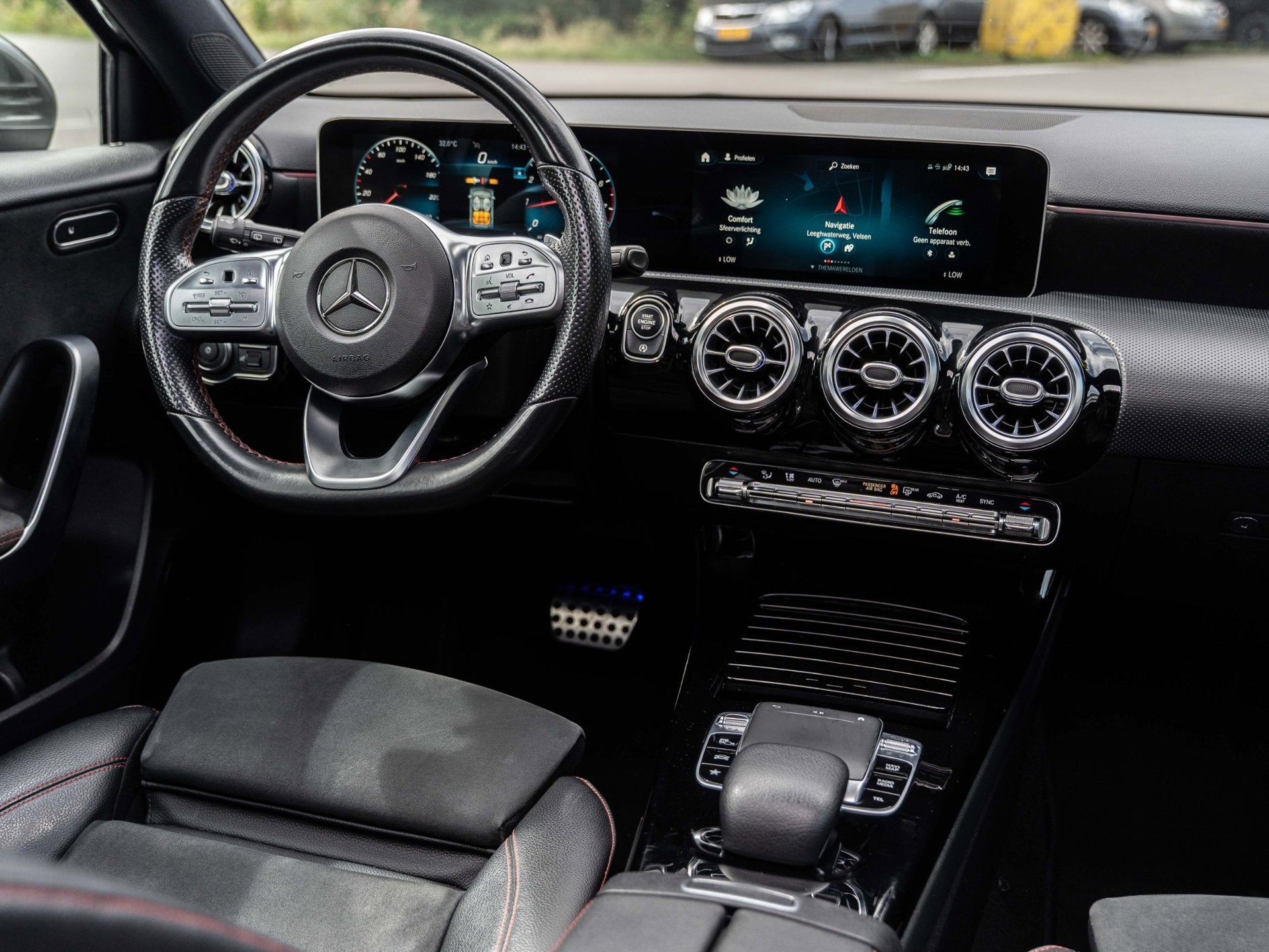 Mercedes-Benz A-klasse 200 Business Solution AMG LINE - PANO, Auto's, Dealer onderhouden, Gebruikt, 4 cilinders, 163 pk