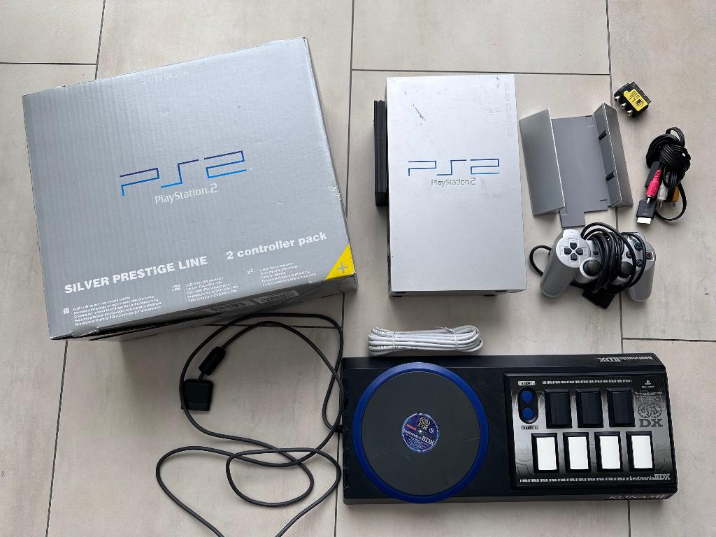 Playstation 2 zilver + netwerkadapter & Beatmania draaitafel, Spelcomputers en Games, Spelcomputers | Sony PlayStation 2, Gebruikt