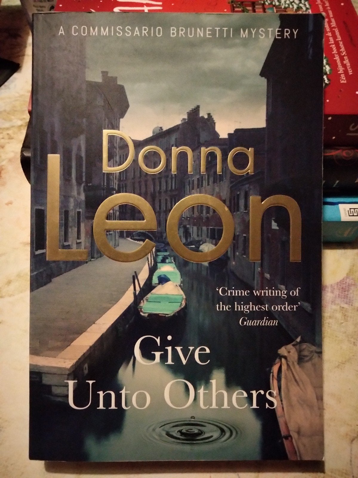 Donna Leon Give unto others, Ophalen of Verzenden, Gelezen