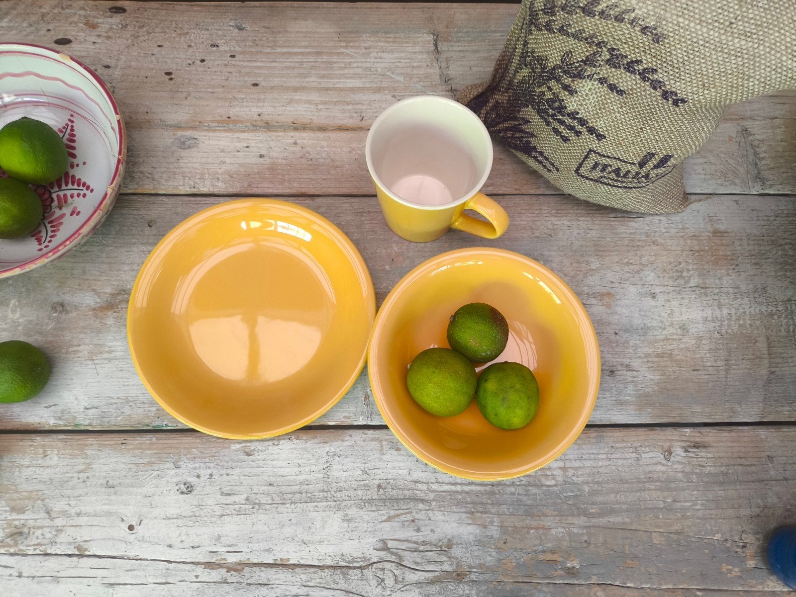 3-delig geel servies: bord, schaal & mok. Okergeel aardewe, Keramiek, Vintage, Nieuw, Ophalen of Verzenden