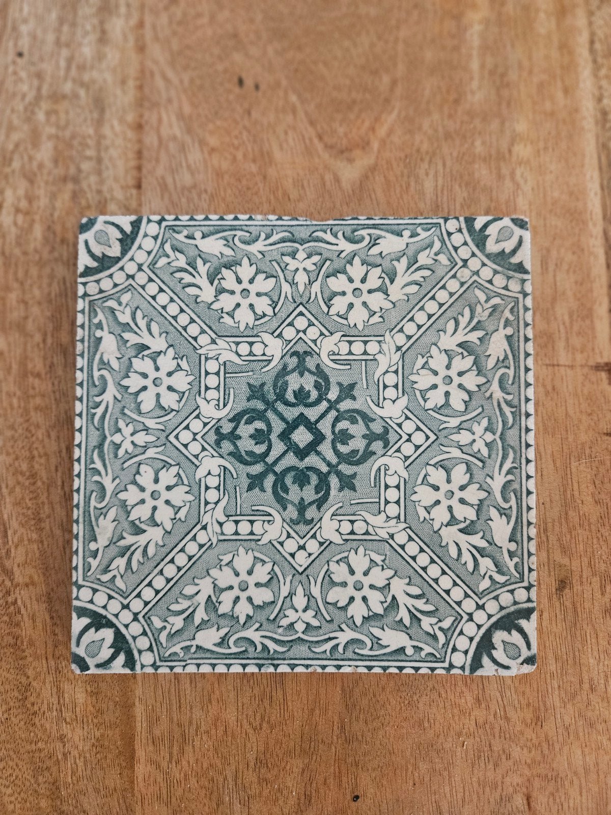 Antieke decoratieve tegel met bloemenpatroon. Jugendstil, Ophalen of Verzenden