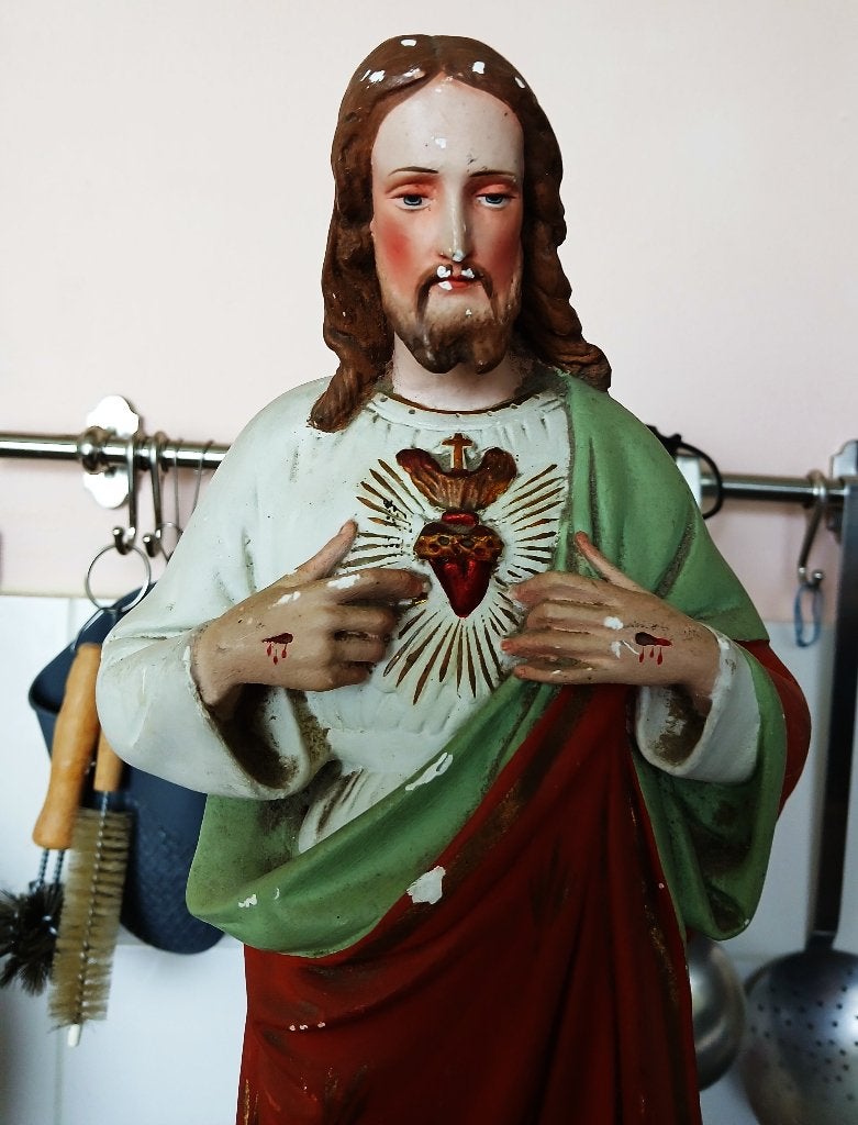 Heilig beeld brocante jezus hoogte 54 cm met oude sticker, Ophalen