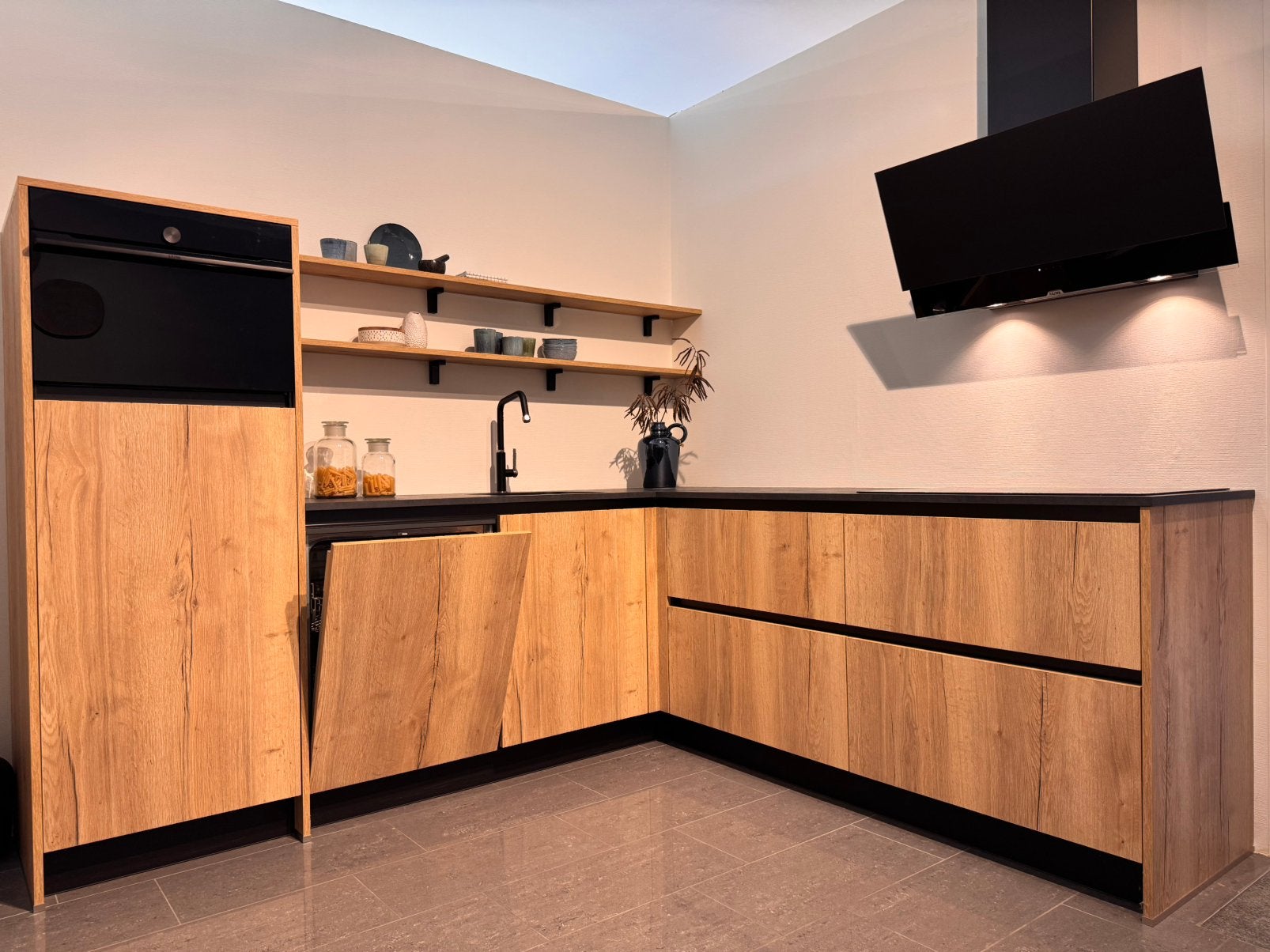 Showroomkeuken Breitner | wild eiken | 247x249 | compleet, Ophalen, Bruin, Hoekkeuken, Zo goed als nieuw