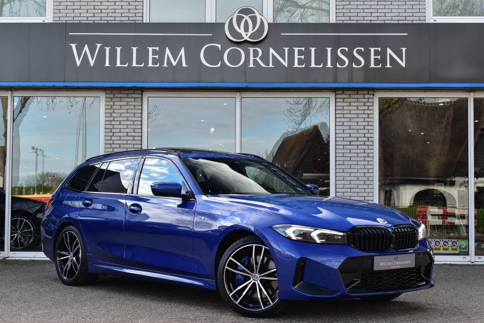 BMW 3-serie Touring 320e M-Sport Pro Pano Trekhaak Leder Elc, Gebruikt, 4 cilinders, Blauw, 120 €/maand