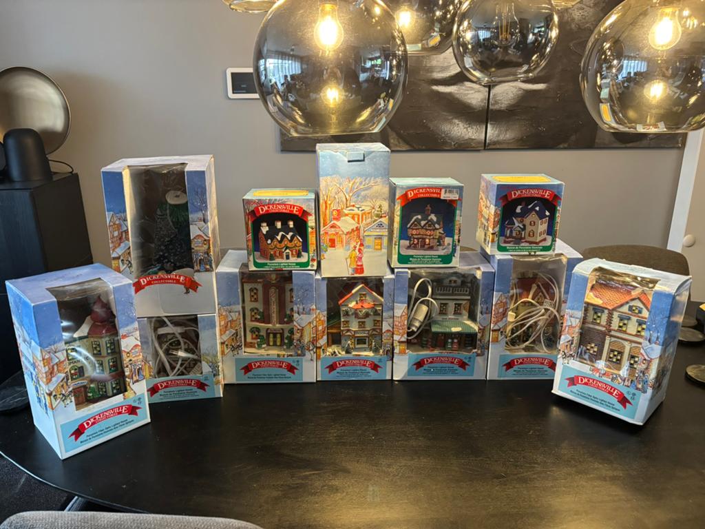 10 Dickensville kersthuisjes en poppetjes/onderdelen, Diversen, Ophalen, Zo goed als nieuw