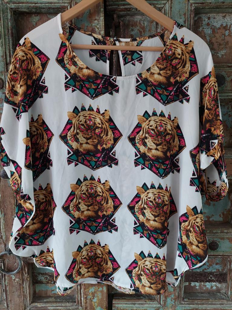 Witte blouse met tijgerprint en tribal details - Maat L, Kleding | Dames, Tops, Wit, Maat 42/44 (L), Ophalen of Verzenden, Korte mouw
