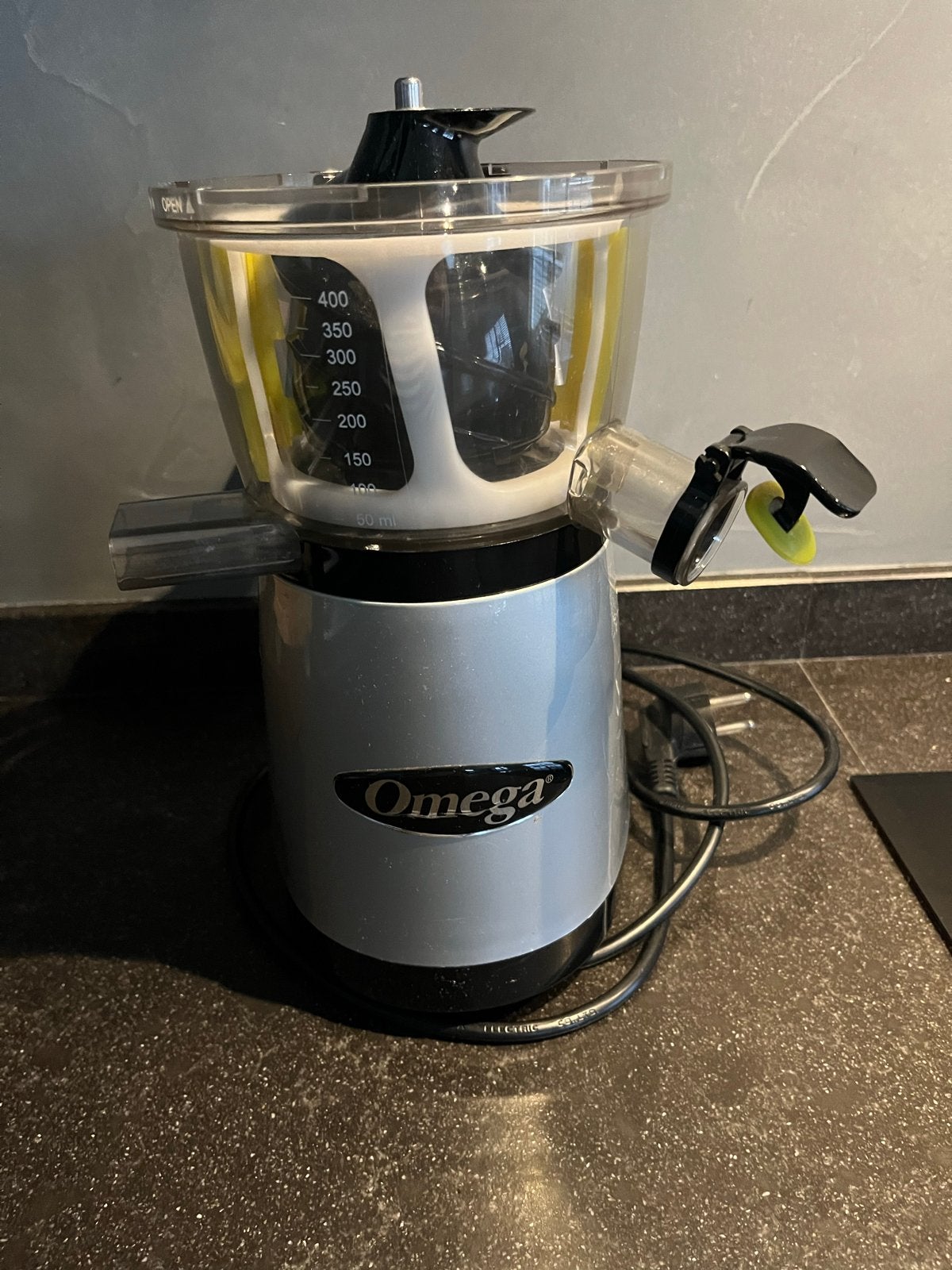 Omega Slowjuicer met diverse accessoires, Witgoed en Apparatuur, Juicers, Ophalen of Verzenden, Zo goed als nieuw, Slowjuicer