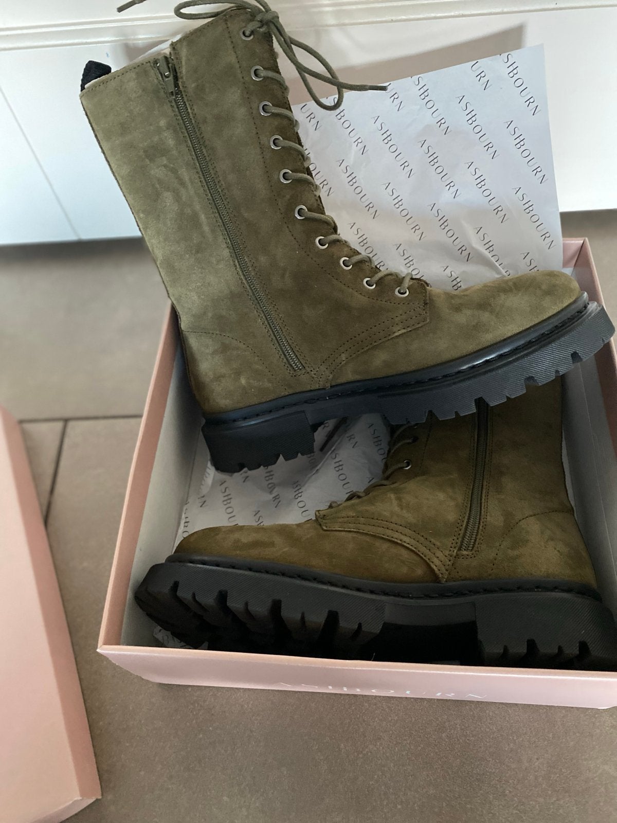 Nieuwe ongedragen khaki suède Chelsea boots maat 40, Ophalen of Verzenden, Nieuw, Groen, Lage of Enkellaarzen