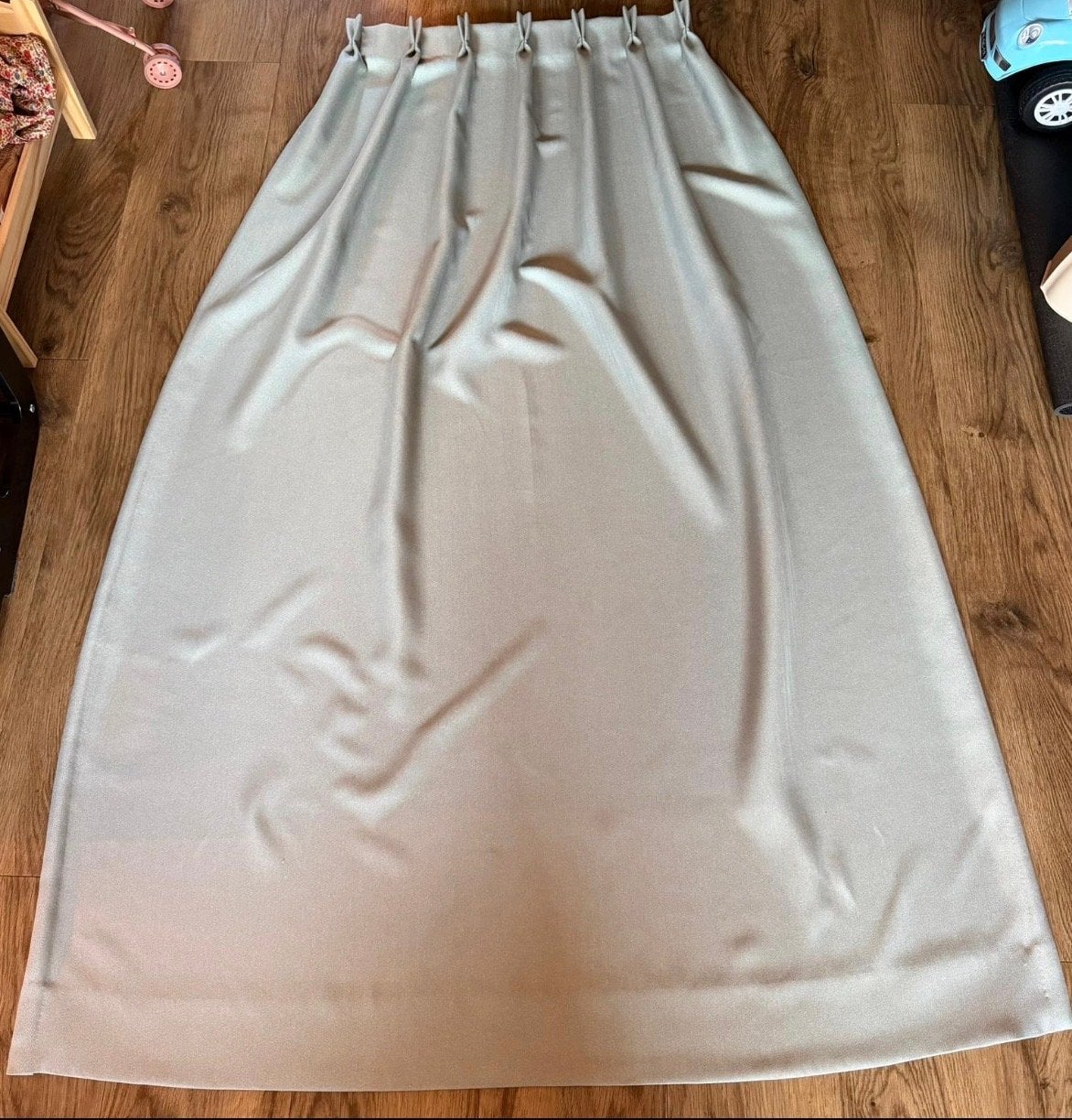 2x Verduisterend grijs gordijn, Boven 69cm, Onder 134cm, H 1, Ophalen, Verduisterend, Grijs, Gebruikt