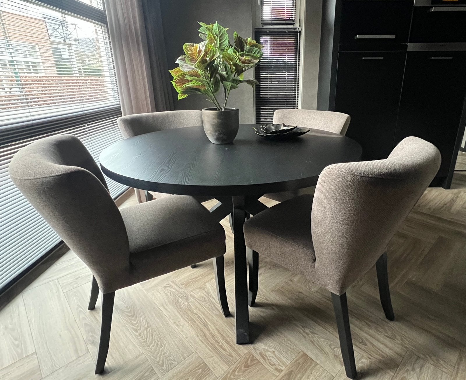 Ronde zwart melamine eettafel+4 taupe eetkamerstoelen Rofra, Huis en Inrichting, Ophalen, Zo goed als nieuw, Rond, 50 tot 100 cm