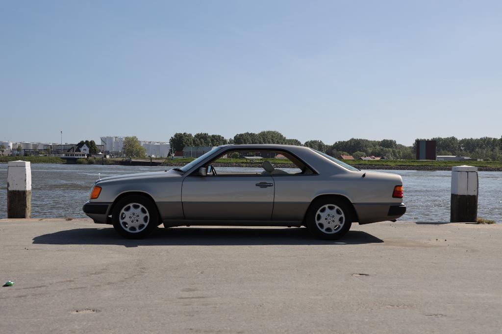 Mercedes-Benz Mercedes 1991 Rookzilver Handgeschakelde 5-Bak, 1870 kg, Beige, 4 cilinders, Leder