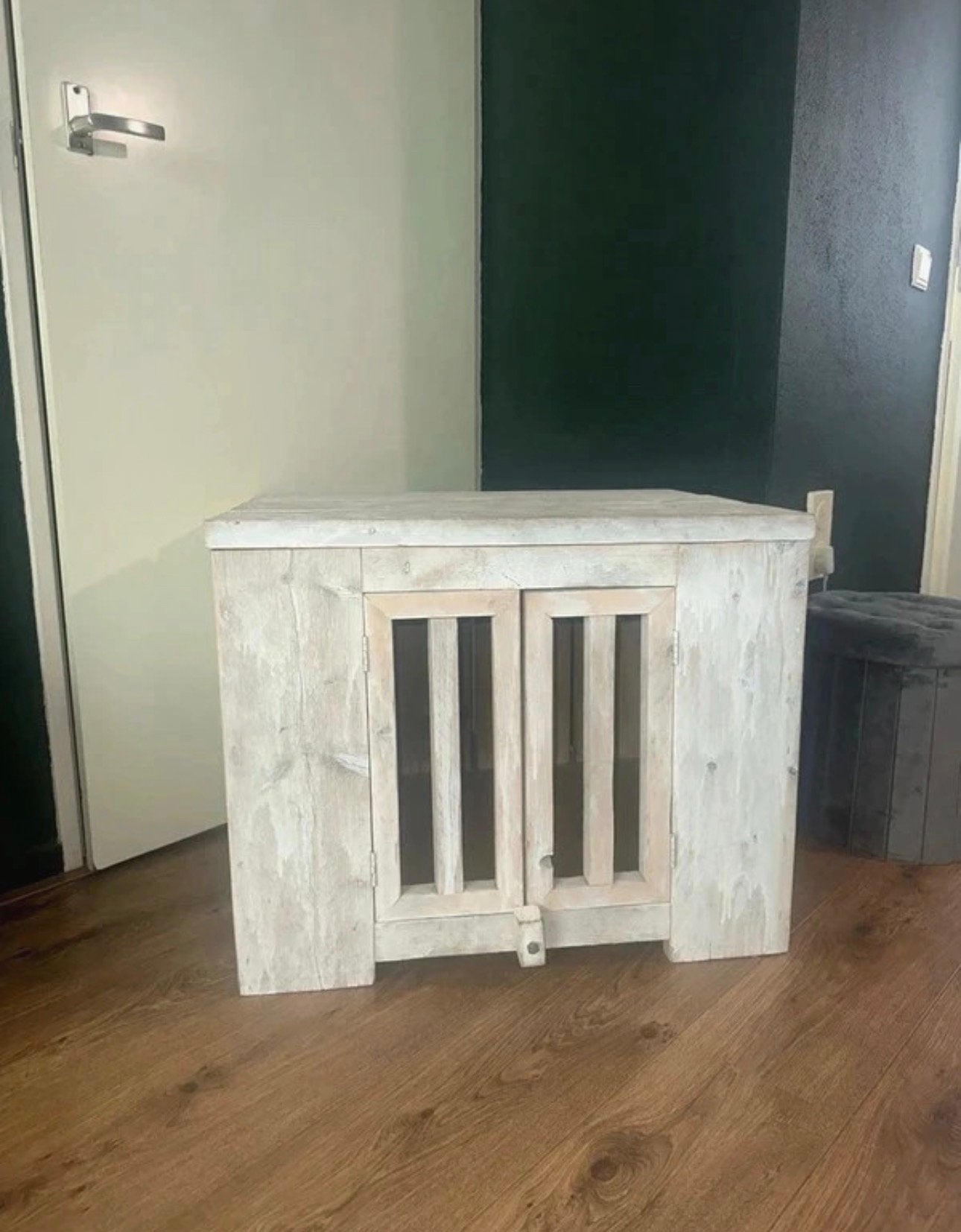 Landelijke hondenbench white wash steigerhout incl klapdeur, Dieren en Toebehoren, Ophalen, Zo goed als nieuw