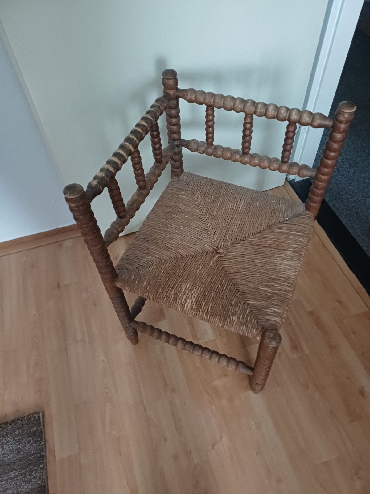 Antieke houten hoekstoel met biezen zitting, Ophalen