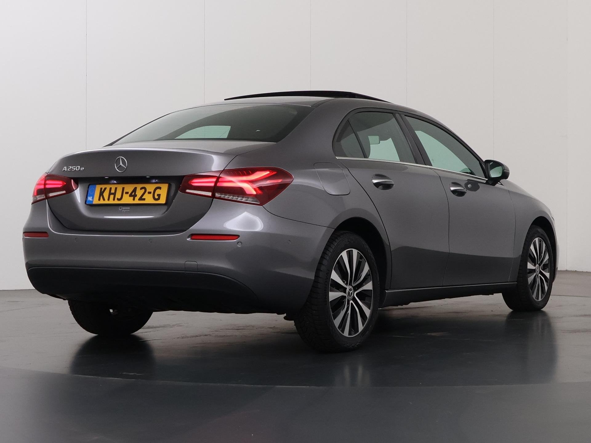 Mercedes-Benz A-klasse 250 e | Panoramadak | Sfeerverlichtin, Auto's, Dealer onderhouden, Gebruikt, 16 kWh, Leder en Stof