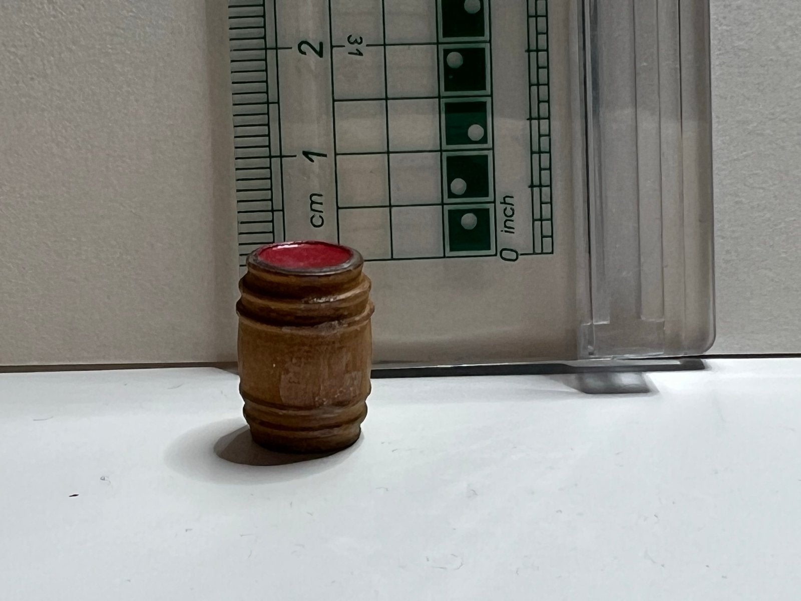 Miniatuur houten vat met rode dop - decoratie, Ophalen of Verzenden, Gebruikt, Poppenhuis