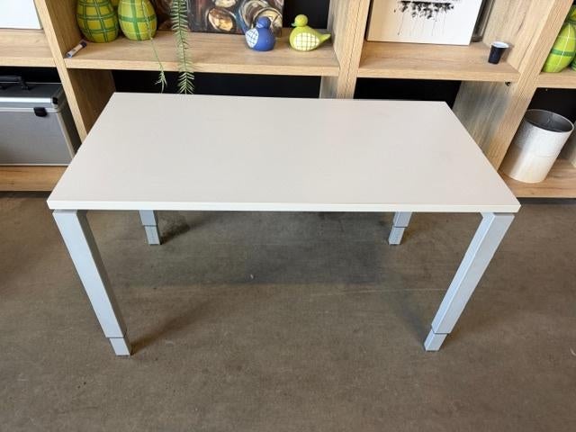 Instelbaar bureau / tafel met schroef 120x60xH64-82, 1 stuk, Huis en Inrichting, Bureaus, Gebruikt, Spaanplaat of MDF, In hoogte verstelbaar