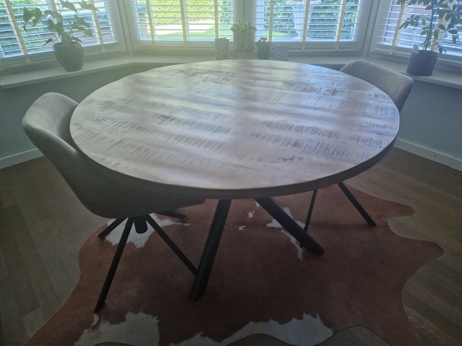 Ronde eettafel van mangohout met metalen onderstel, Gebruikt, Rond, Industrieel, Modern, Vier personen