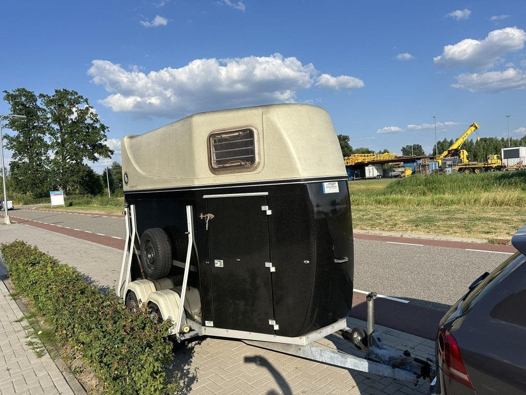 Volpolyester 2 paardstrailer zadelkamer kunststof bodem, Dieren en Toebehoren, Gebruikt, 2-paards trailer