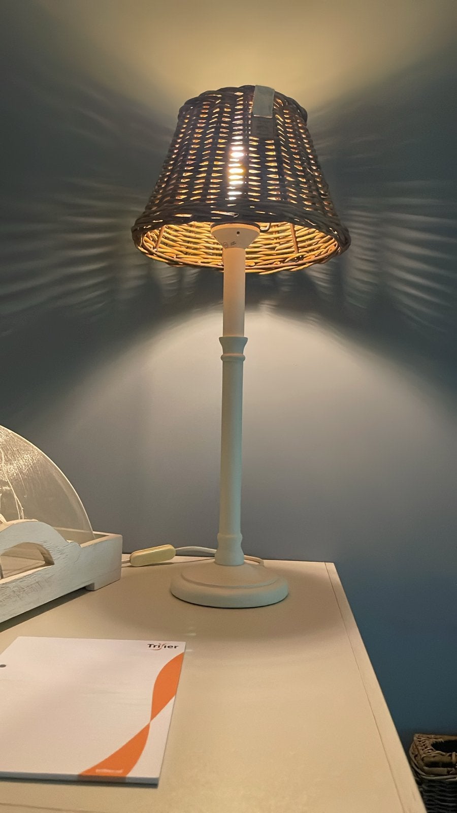 Rivièra Maison rotan lampenkap met wit houten lampenvoet, Ophalen of Verzenden, Zo goed als nieuw, Hout, 50 tot 75 cm