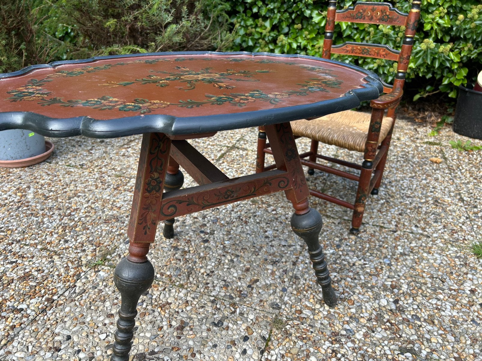 Tafeltje met kinderstoeltje en Hindeloopen motief., Ophalen