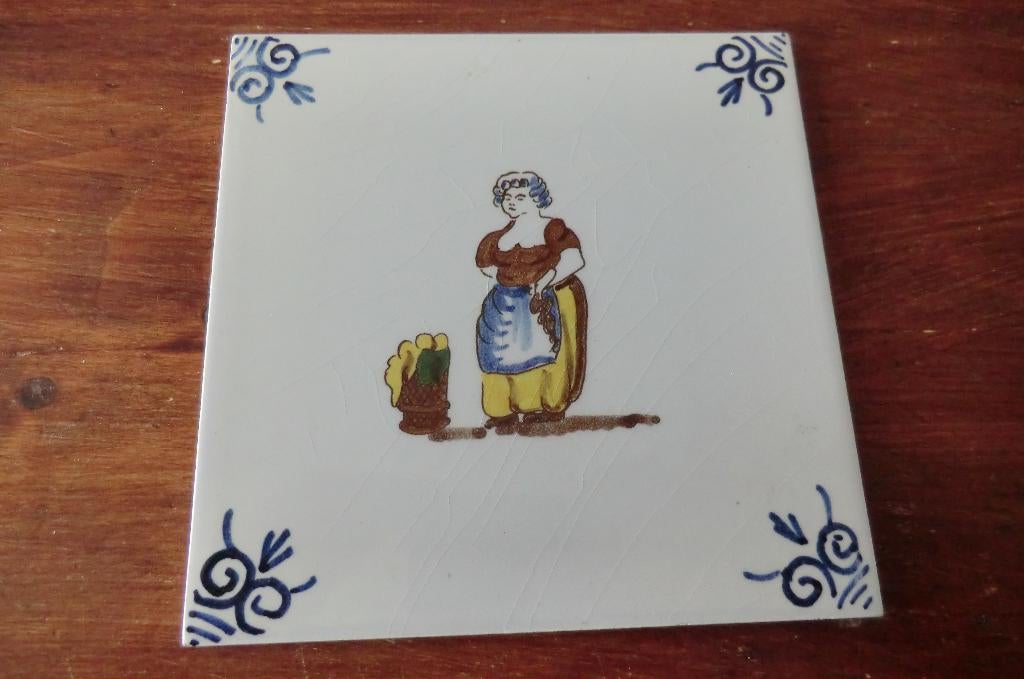 oud tegeltje - Makkum handwerk - vrouw met wasmand, Ophalen of Verzenden