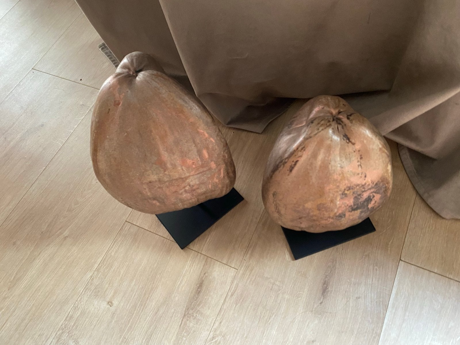 Decoratieve kokosnoten op standaard (set van 2), Gebruikt, Overige stijlen, Ophalen of Verzenden, Natuurlijk materiaal