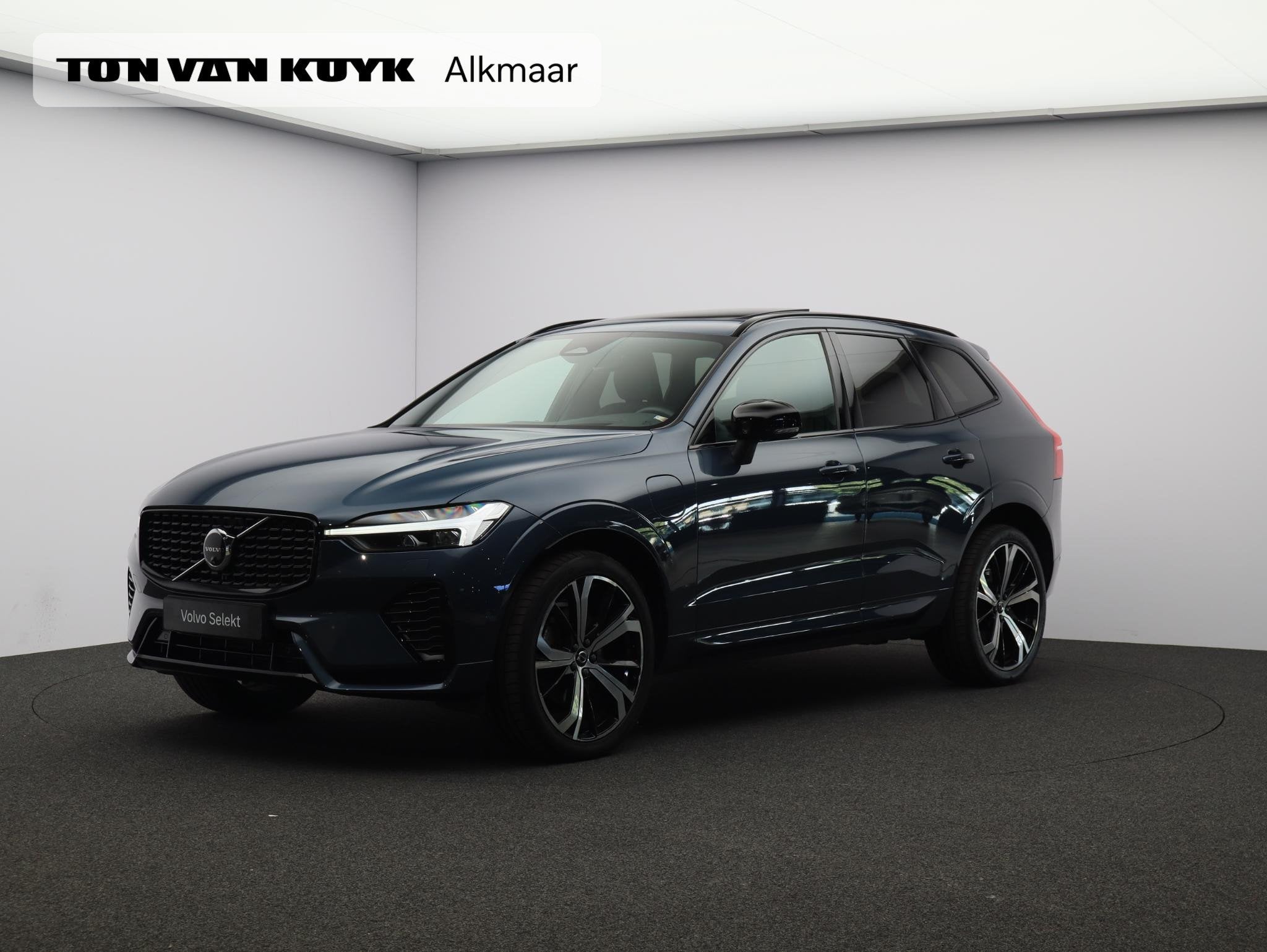 Volvo XC60 2.0 T6 Plug-in hybrid AWD Ultimate Dark / Head-up, Auto's, Automaat, Gebruikt, 4 cilinders, 180 min