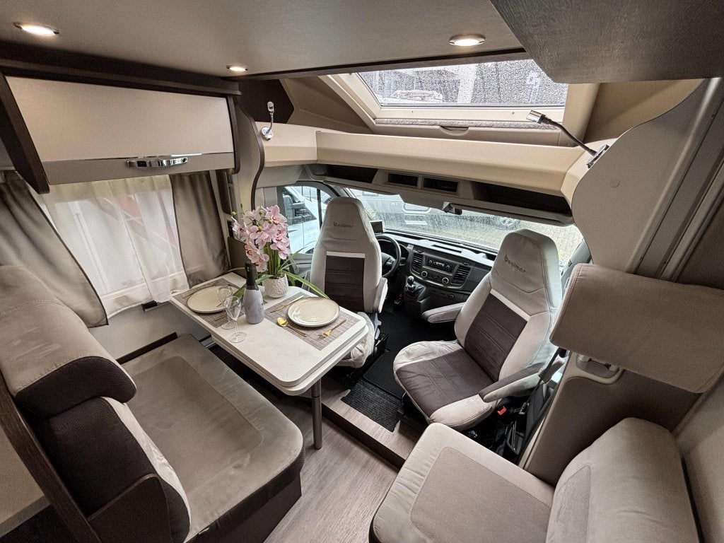 Benimar Tessoro 495 UP QUEENSBED + HEFBED XXL GARAGE 6.99M, Caravans en Kamperen, Standaard zit, Ford, 6 tot 7 meter, Bedrijf