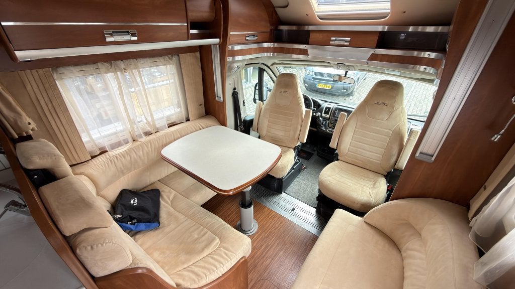 Zeer luxe en Bomvol! De Laika Kreos 5009 Uit 2016|65dkm|150P, Caravans en Kamperen, Campers, Ringverwarming, Fiat, Bedrijf, L-zit
