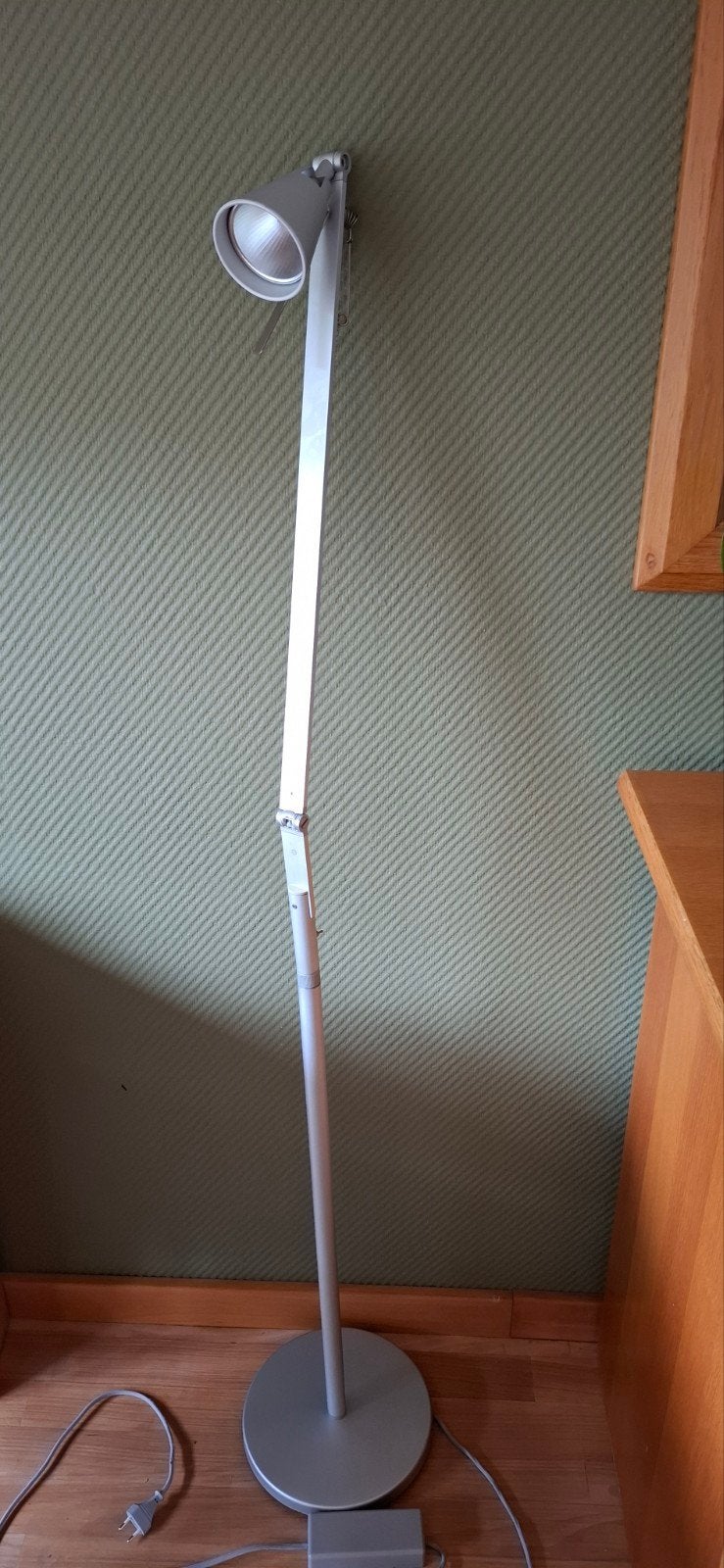 Moderne vloerlamp met verstelbare arm en halogeenlamp, Gebruikt, GU10, Ophalen of Verzenden, Metaal