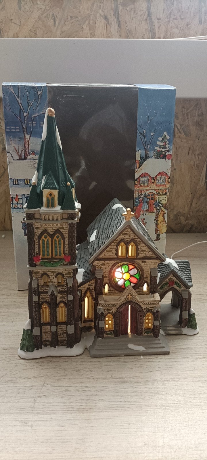 Dickensville kerk met verlichting en originele doos, Diversen, Kerst, Ophalen of Verzenden, Zo goed als nieuw