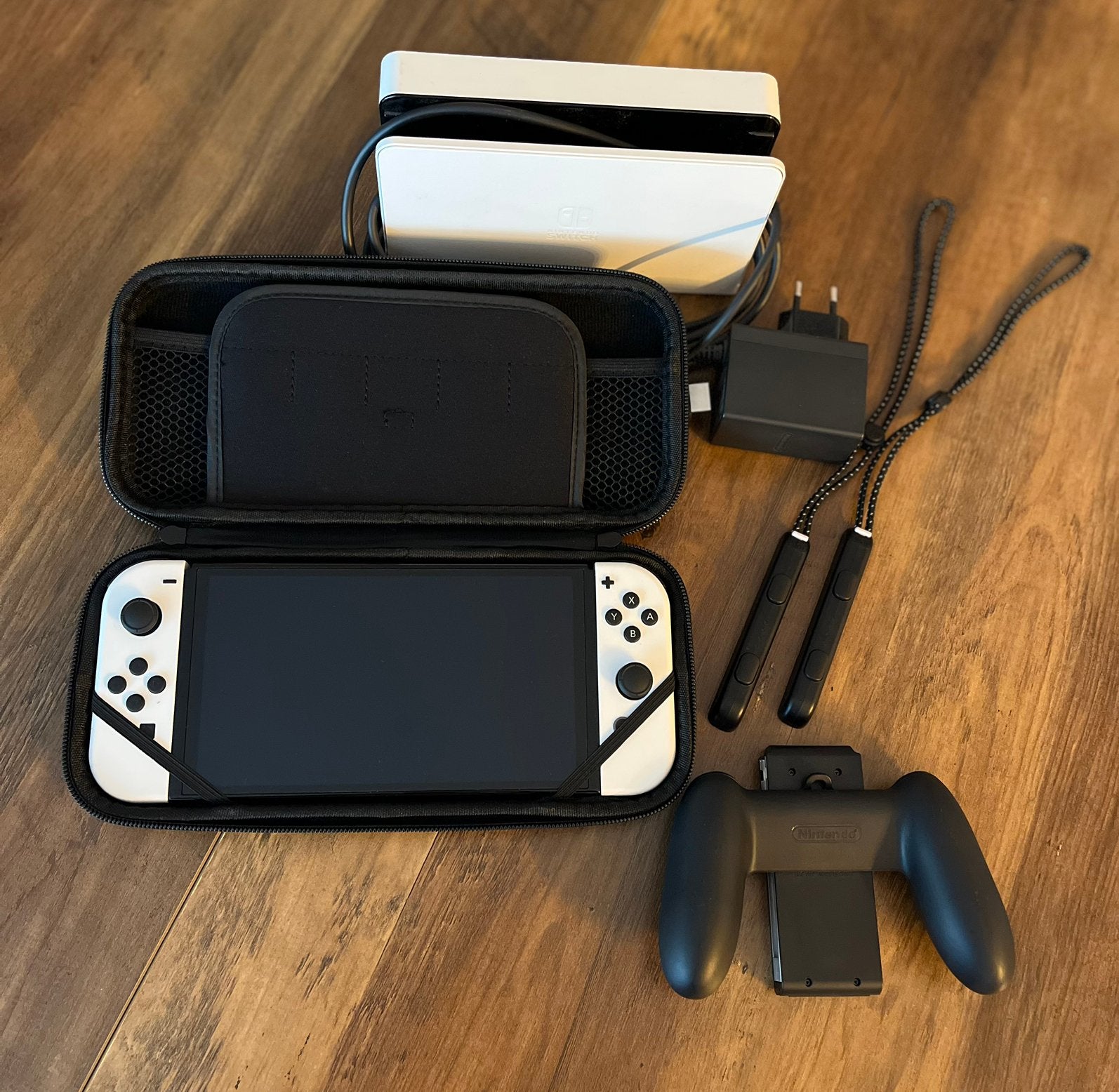 Foto 2 van Nintendo Switch OLED Wit + accessoires + 5 games