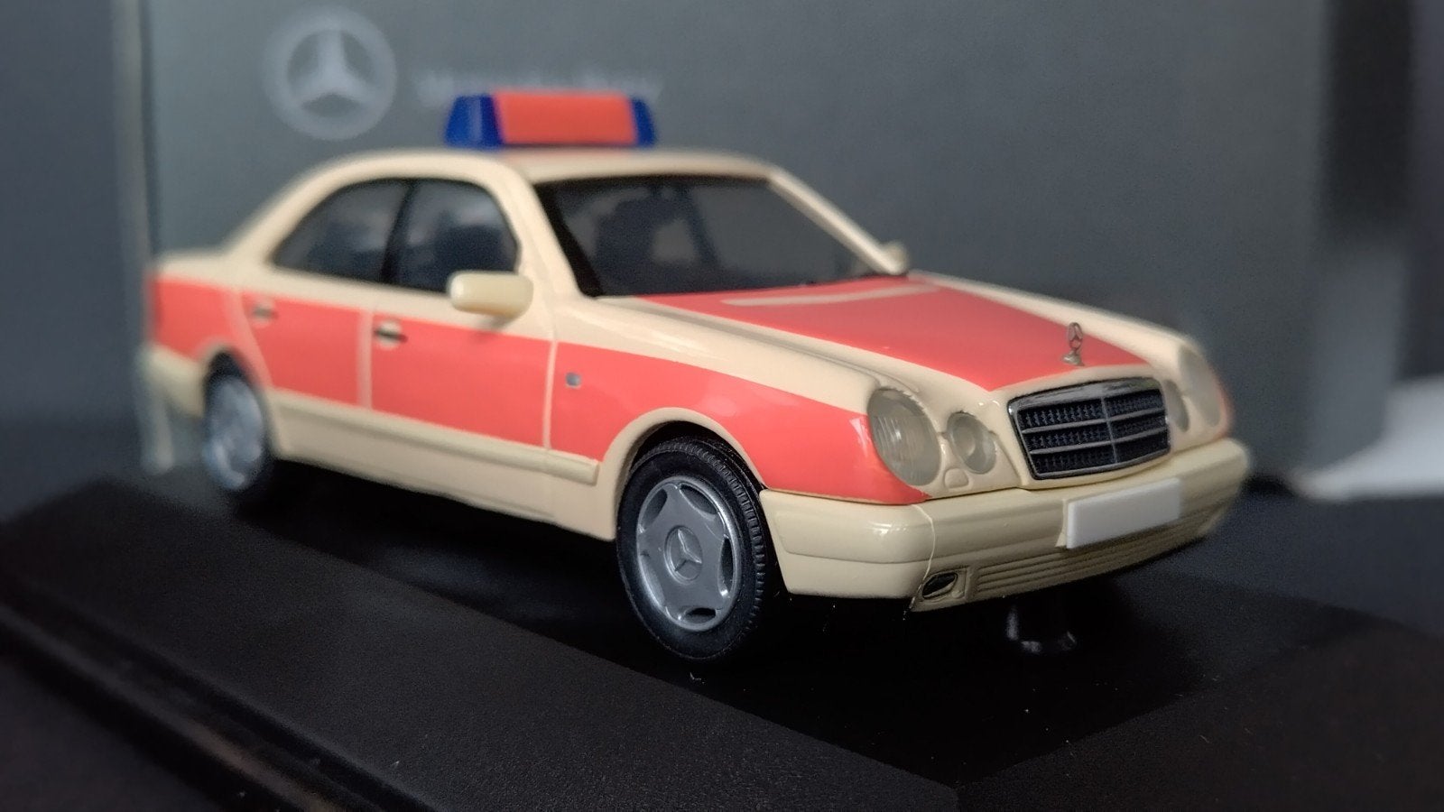 Mercedes Benz E Klasse W210 Notarzt 1:43 Herpa Pol, Hobby en Vrije tijd, Auto, Verzenden, ., Nieuw