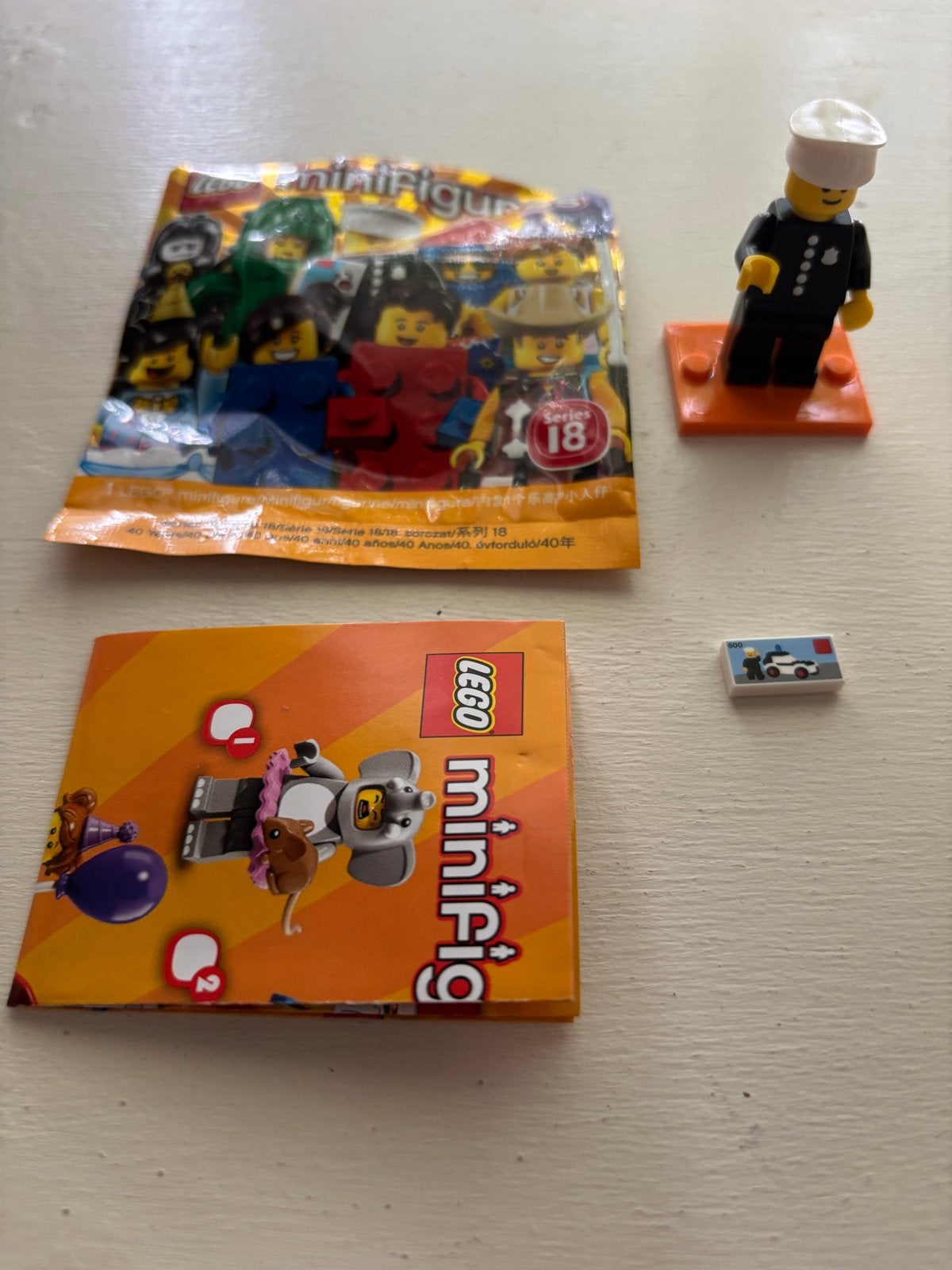 LEGO Minifiguren Serie 18 Politieagent met tegel, Ophalen of Verzenden, Nieuw, Jongen of Meisje