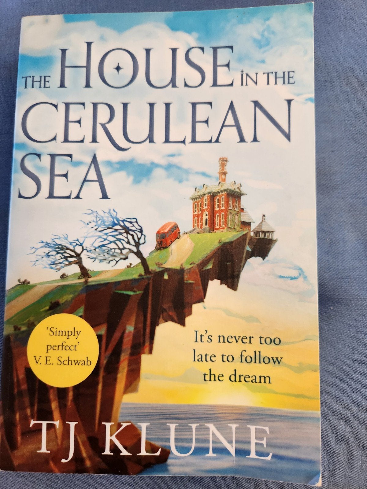 TJ Klune - The house in the Cerulean Sea, Ophalen of Verzenden, Zo goed als nieuw