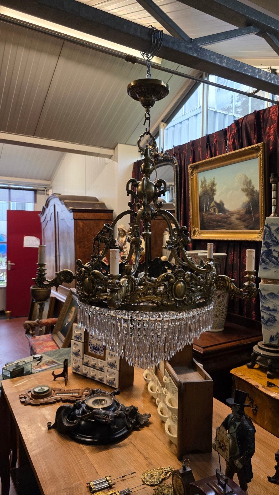 Grote en zware bronzen kroonluchtig, Ophalen