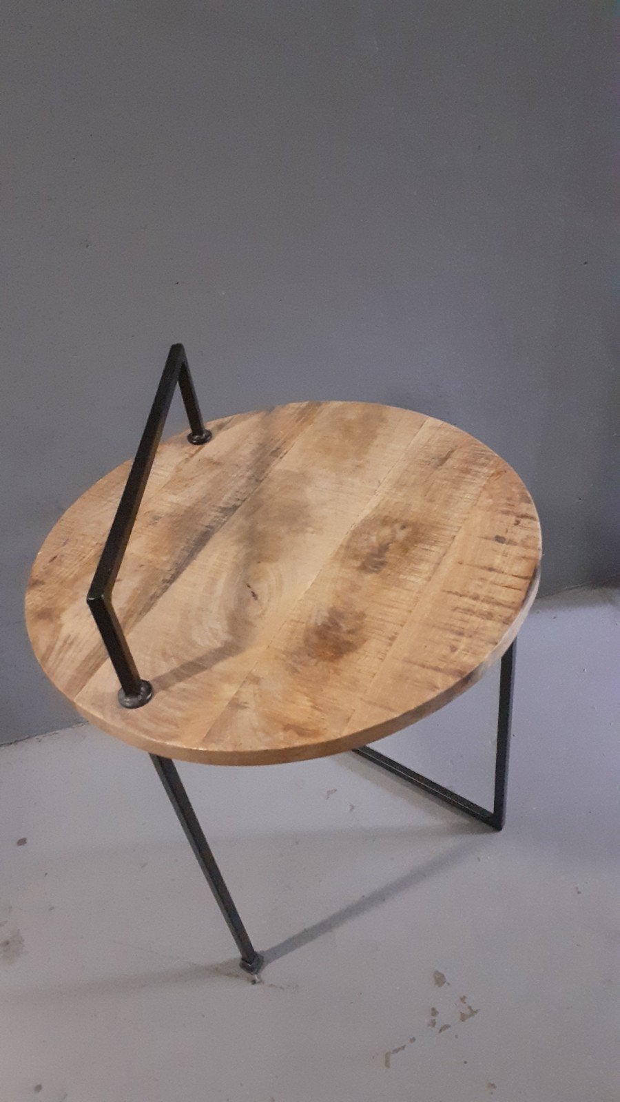 Bijzettafel hout met metaal, Huis en Inrichting, Tafels | Bijzettafels, Ophalen, Minder dan 55 cm, Rond, Zo goed als nieuw