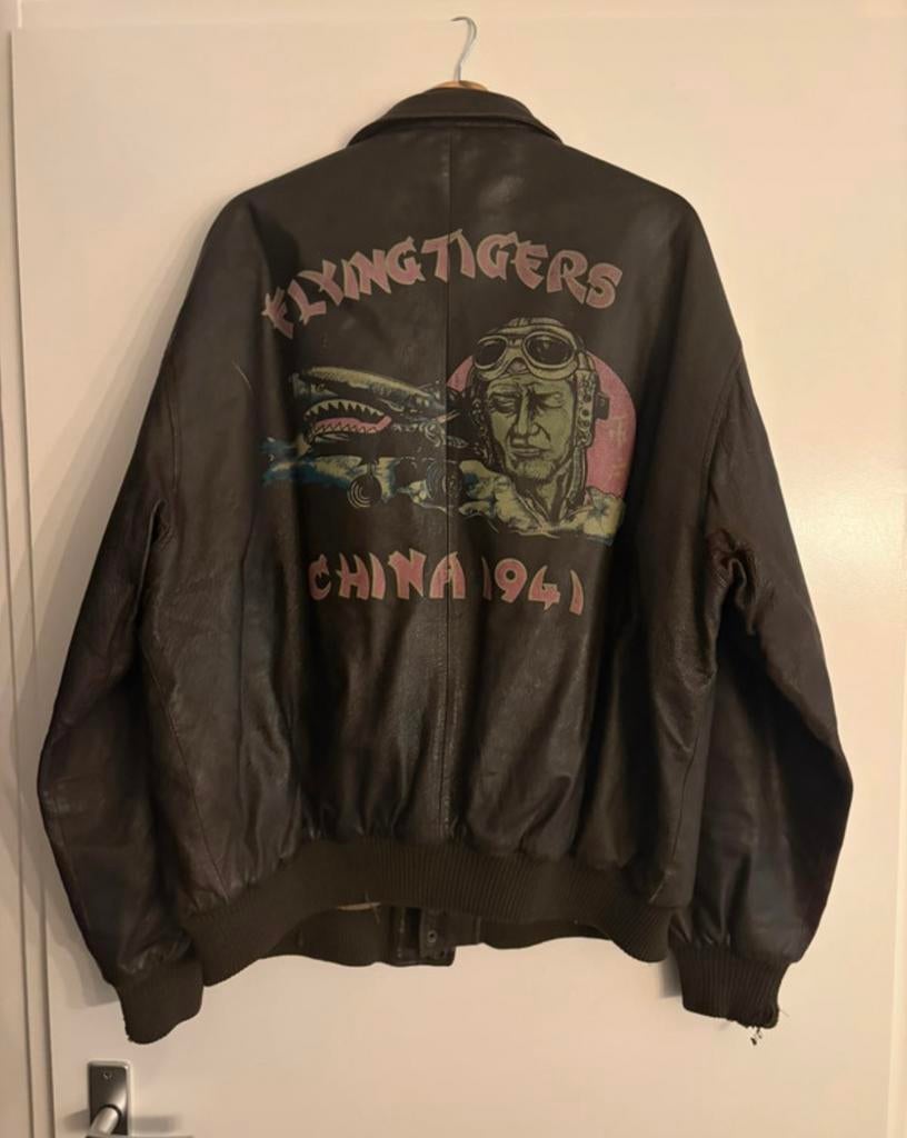 Vintage leren pilotenjas ‘Flying Tigers’ China 1941 maat XL, Verzenden, Gedragen, Maat 56/58 (XL), Bruin