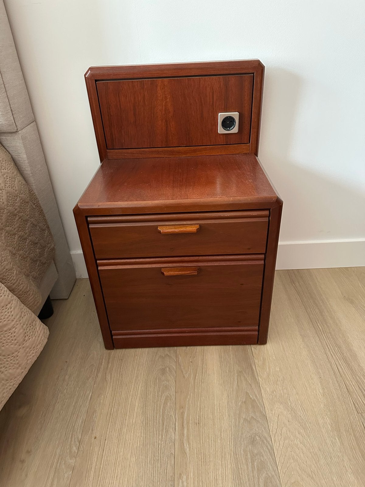 Set 2 “kersen”houten nachtkastjes 2 lades en stopcontact, Ophalen, Gebruikt, Minder dan 45 cm, 55 tot 70 cm